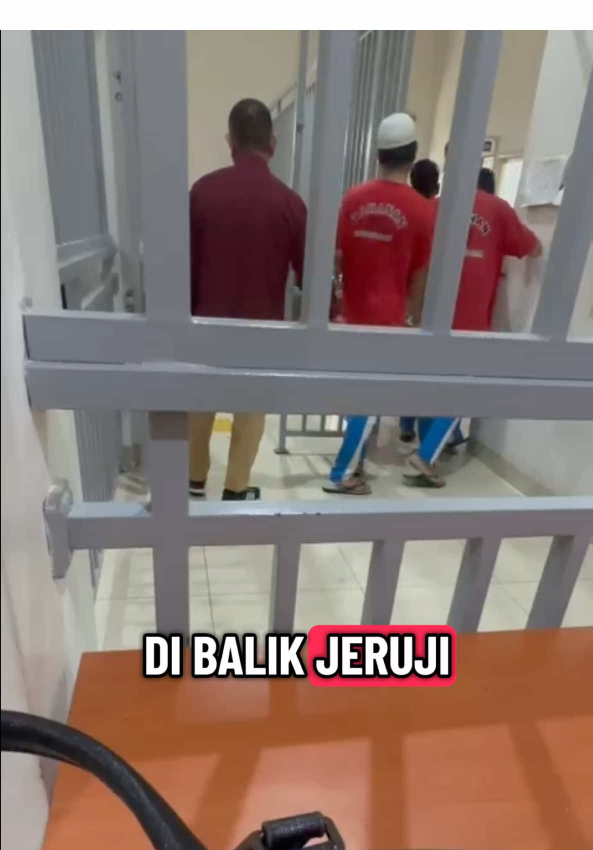 Tahanan atau narapidana adalah seseorang yang sedang menjalani proses hukum akibat perbuatan pidana yang dilakukannya. Negara melalui sistem pemasyarakatan tidak hanya bertujuan memberi efek jera, tetapi juga memberikan kesempatan bagi setiap orang untuk berubah menjadi lebih baik. Meski sedang berada di balik jeruji besi, tidak pernah ada kata terlambat untuk bertobat. Setiap narapidana tetap memiliki hak asasi manusia, seperti hak untuk mendapatkan pembinaan, pelayanan kesehatan, beribadah, serta kesempatan reintegrasi sosial setelah masa pidana selesai. Hal ini diatur dalam Undang-Undang Nomor 22 Tahun 2022 tentang Pemasyarakatan. Hukuman penjara adalah bentuk pertanggungjawaban atas kesalahan yang dilakukan di masa lalu. Namun, masa pidana juga menjadi ruang untuk introspeksi, memperbaiki diri, dan menebus kesalahan dengan jalan yang benar. Setelah bebas, setiap mantan narapidana berhak untuk kembali ke masyarakat dan memulai kehidupan baru yang lebih baik. Penjara bukanlah akhir dari segalanya. Hukum memang menuntut pertanggungjawaban atas perbuatan, tetapi setiap orang tetap diberi kesempatan untuk bertobat dan memperbaiki hidupnya. #lapas #kasuspidana #fy #taubat #pengacarawanitabatam 