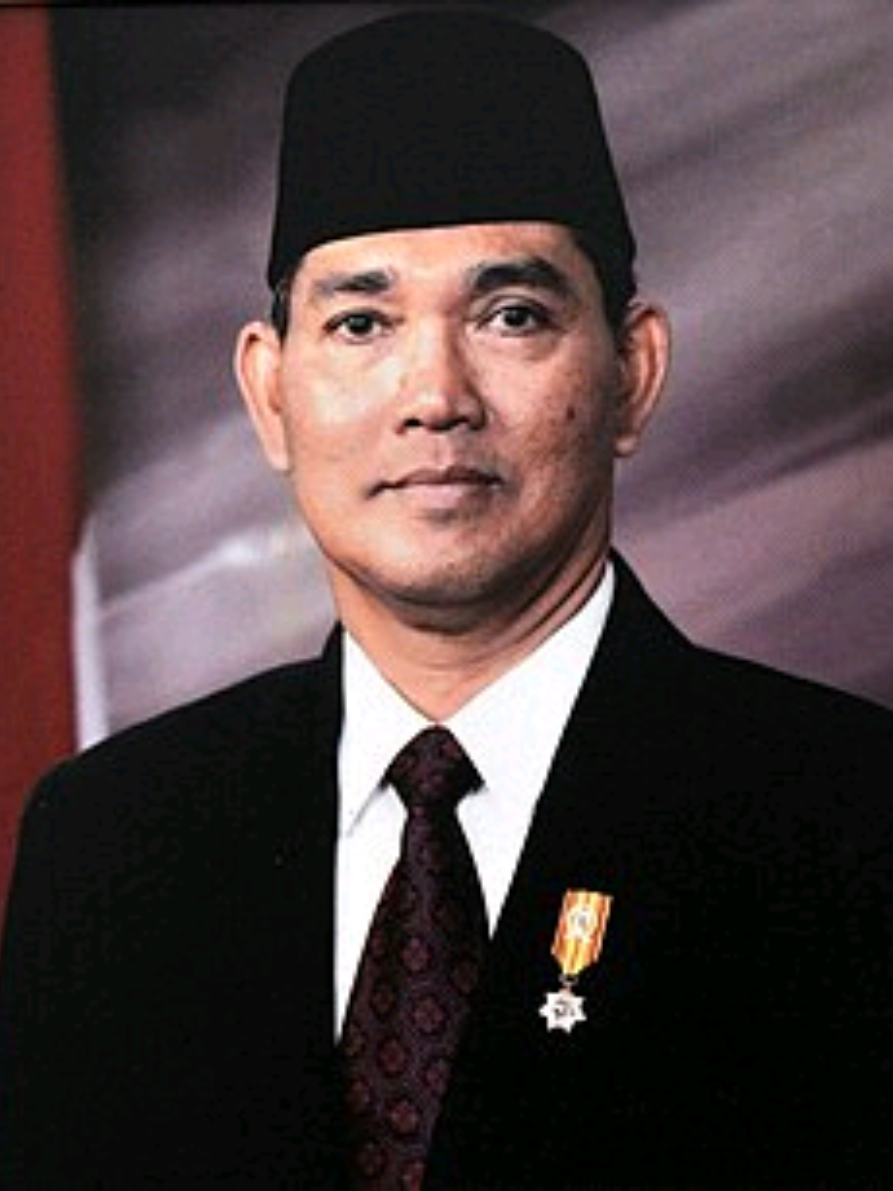 Try Sutrisno (lahir 15 November 1935) adalah seorang purnawirawan jenderal TNI Angkatan Darat yang menjabat sebagai Wakil Presiden Indonesia keenam dari tahun 1993 hingga 1998. Lahir di Surabaya, Hindia Belanda (sekarang Indonesia), Try merupakan lulusan Akademi Teknik Angkatan Darat pada tahun 1959. Selama kariernya, Try pernah menjabat sebagai Kepala Staf Angkatan Darat (1986-1988) dan Panglima Angkatan Bersenjata Republik Indonesia (1988-1993). #foryoupage #fyp #fypシ 