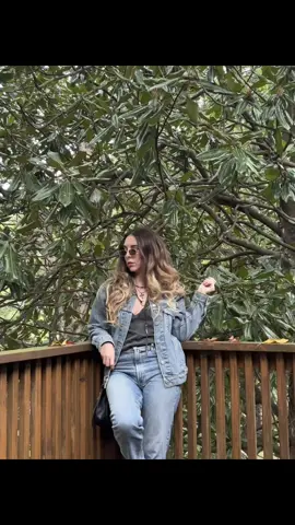 Knock knock 🪵 #jeans #OOTD #ootdinspo 