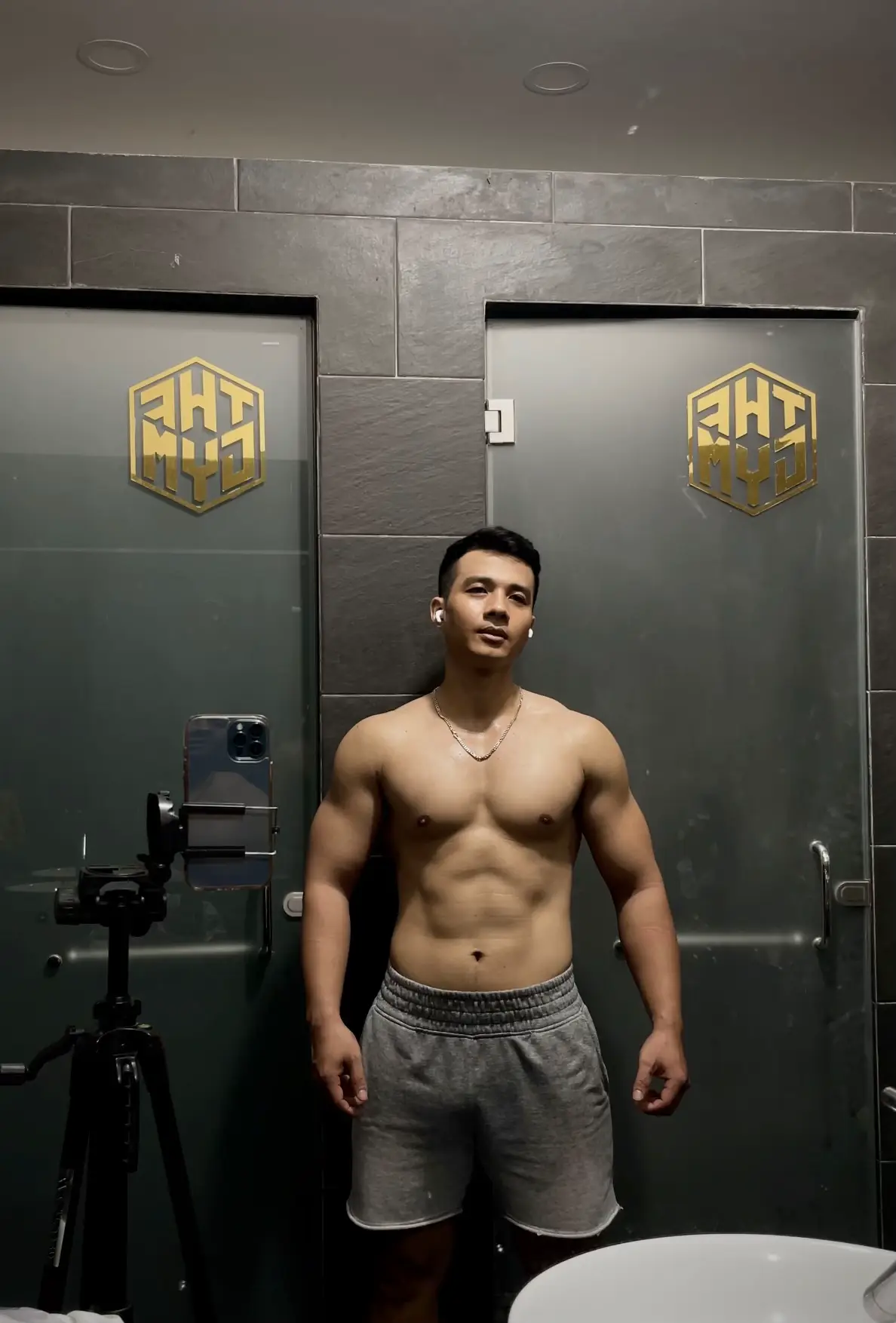 ⭐️ Day 64/100: Có 1 điều trong tình yêu mình muốn chia sẽ với ae là. Cái gì có thể vội được. Nhưng mà tình yêu thì từ từ nhen. Cô đơn có nhiều sự lựa chọn hơn đó mấy shop:)) Đúng nhận, sai cãi tới luôn nhen😆 #tanthanh #freelancer #pesonaltrainer #natural #100ngaythaydoibanthan 