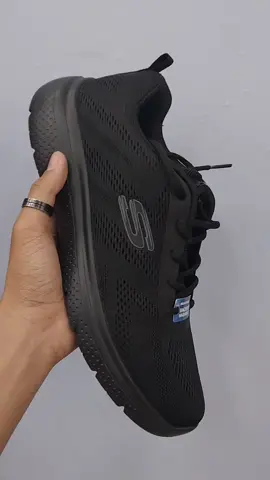 untuk skolah bisa untuk ke kantor bisaa.   gasssin nih full blacknya  #skechers #original #sneakers #murahmeriah #fyp 