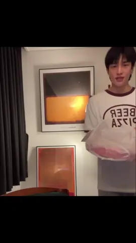 เมื่อคืนหลับๆตื่นๆมาดูลูกกินพิซซ่าตอนเวลาเกือบจะรุ่งเช้าของอีกวัน ส่วนวันนี้ฉันง่วง  จบการรายงาน! 😩 #hyunjin #skz #hwanghyunjin #straykids #hyunjinskz 