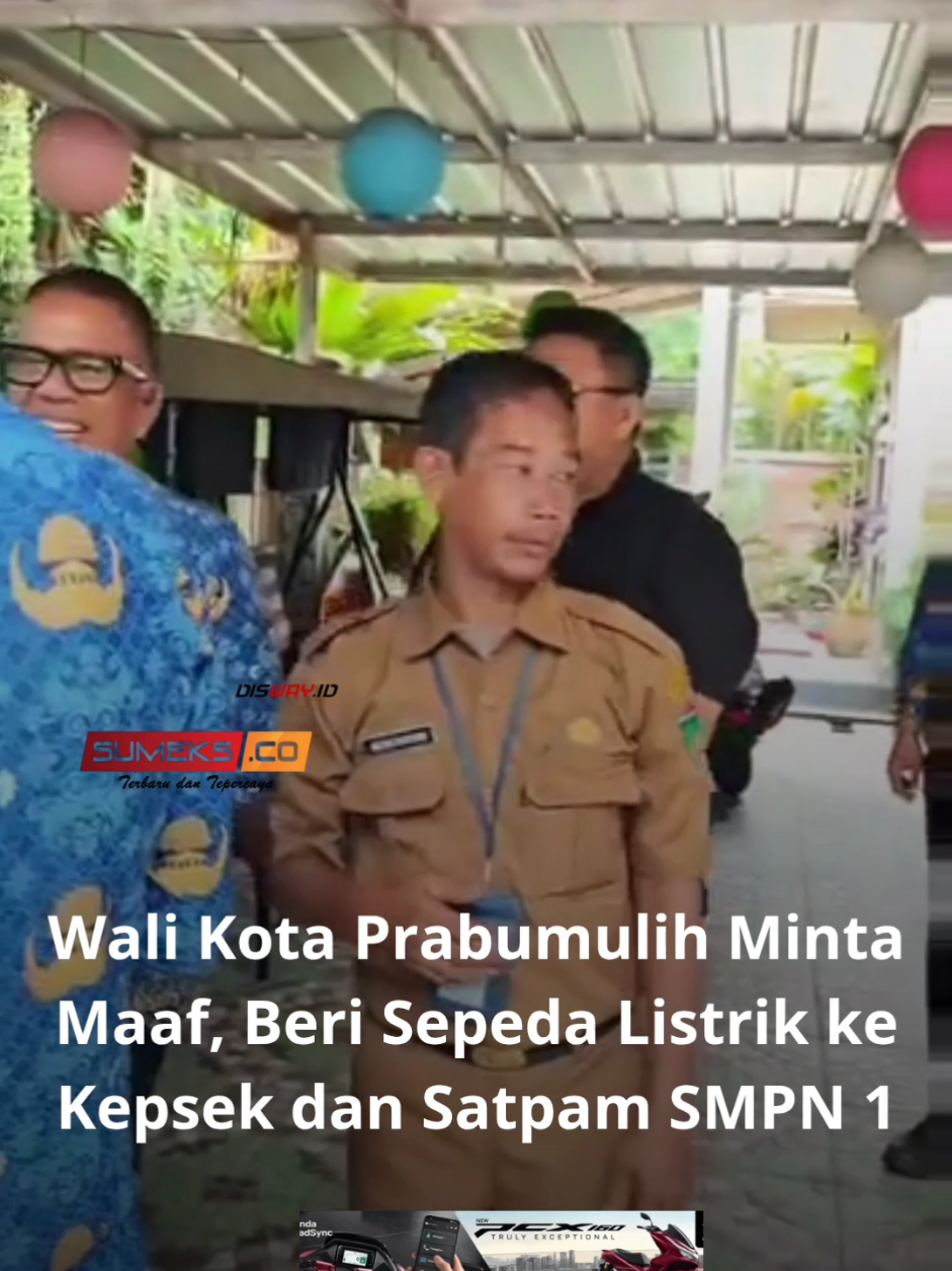 Wali Kota Prabumulih, H Arlan, akhirnya mendatangi kediaman Kepala SMPN 1 Prabumulih, Roni Ardiansyah, serta satpam sekolah, Ageng, untuk menyampaikan permintaan maaf terkait kisruh yang sempat menyeret nama keduanya. #prabumulih #kepsek #walikota #tiktokberita #sumeksco 