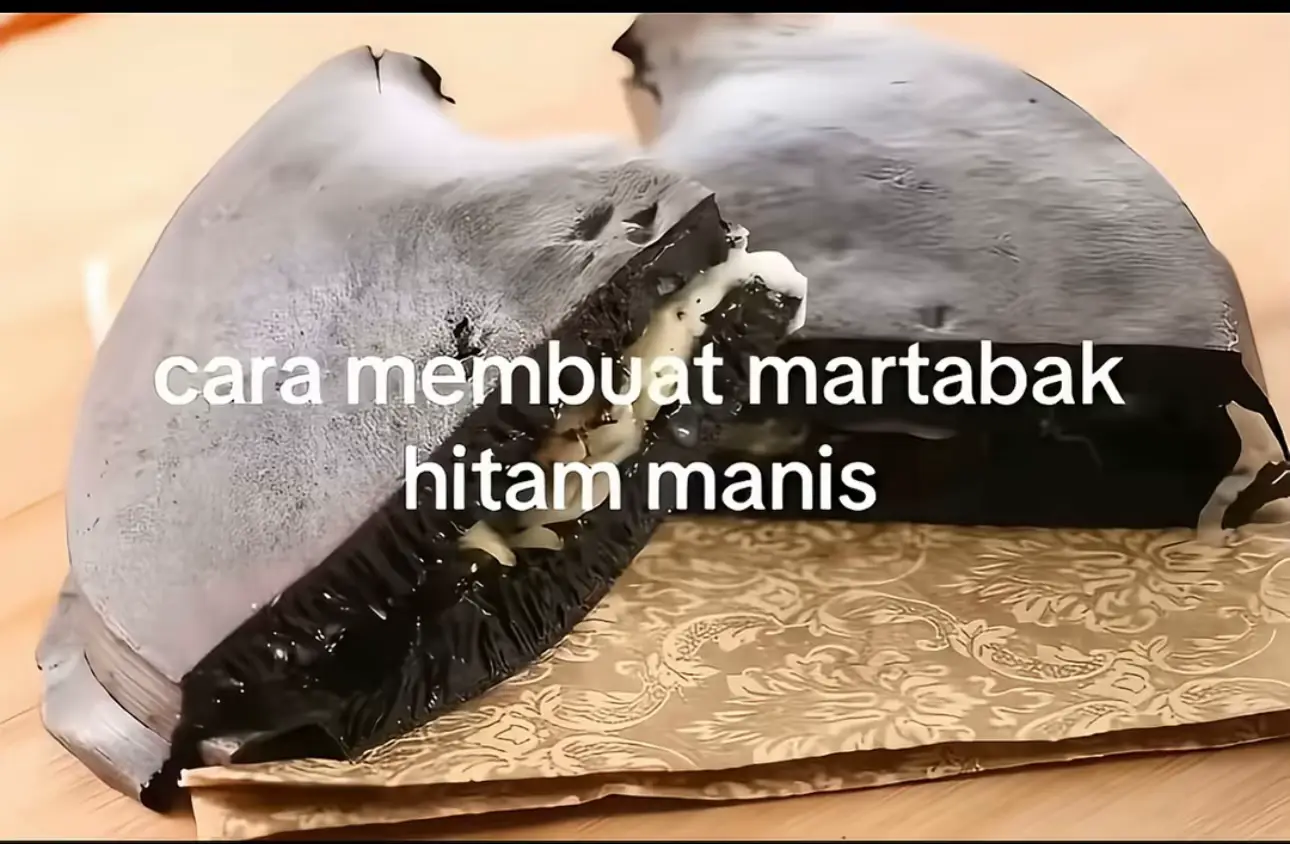 🧾 Bahan: 250 gr tepung terigu 50 gr gula pasir 1 butir telur 300 ml air ½ sdt baking soda ½ sdt baking powder ½ sdt ragi instan (opsional) Sejumput garam & vanili (opsional) 👩‍🍳 Cara Membuat: 1. Campur adonan: Campur semua bahan (kecuali baking soda & baking powder). Diamkan 30–60 menit. 2. Masukkan pengembang: Tambahkan baking soda & baking powder, aduk rata. 3. Masak: Panaskan teflon, tuang adonan, masak dengan api kecil. Saat berlubang (bersarang), taburi sedikit gula, tutup hingga matang. 4. Topping & Sajikan: Oles margarin, beri topping sesuai selera, lipat, potong, dan sajikan. SEMOGA BERMANFAAT #variostylekt #masukberanda 