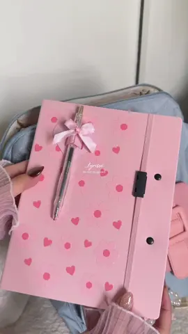 Replying to @aleeya.salibo𐙚 ̊. Foldable clipboard para iwas lukot ang yellow pad 💖 #foldableclipboard #clipboard #portablefilefolder #fileorganizer #schoolsupplies 