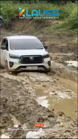 Lihatlah kondisi jalan penghubung antara Kutai Barat dan Mahakam Ulu. Jalan yang seharusnya jadi urat nadi warga, masih rusak dan terbengkalai begitu saja. Lubang besar, lumpur tebal, dan jalan yang amblas menjadi pemandangan sehari-hari. Hanya mobil yang berani melintas, itupun dengan resiko. Saat hujan turun deras, banyak titik tak bisa dilewati, kendaraan pun terjebak tak tentu hari. Video ini merekam perjuangan ekstrem warga. Mobil harus menembus lumpur, menyeimbangkan diri di jalur sempit yang licin, hanya untuk sekadar bisa tiba di tujuan. Setiap perjalanan adalah taruhan, penuh resiko, jauh dari kata aman. Yang membuatnya semakin miris, Kalimantan Timur dikenal sebagai provinsi kaya raya. Penyumbang devisa terbesar bagi Indonesia, dari tambang, minyak, hingga sawit di mana-mana. Namun Mahakam Ulu, salah satu kabupatennya, masih harus menghadapi jalan yang memprihatinkan bikin elus dada. Sudah bertahun-tahun warga menaruh harapan. Silih berganti pemimpin datang dan pergi, tetapi perubahan tak kunjung datang, janji pun hilang di jalan. Yang tersisa hanyalah lumpur, lubang, dan rasa sabar yang terus diuji tanpa kepastian. Padahal, akses transportasi yang buruk ini sangat berdampak langsung pada kehidupan. Pendidikan terhambat, kesehatan sulit dijangkau, logistik tersendat, roda ekonomi pun terhenti perlahan. Semua itu hanya karena jalan penghubung tak juga dibenarkan. Dan ketika hujan deras turun, jalur ini berubah jadi lautan lumpur. Mobil terjebak, waktu habis, perjalanan tertahan, tak ada lagi yang bisa dihitung dengan terukur. Warga pun terpaksa menunggu berjam-jam, atau kembali mengandalkan Sungai Mahakam sebagai satu-satunya tumpuan. Kondisi jalan Kubar–Mahulu adalah kisah nyata yang tak bisa disangkal. Cermin pahit dari sebuah provinsi kaya, yang hasil alamnya jadi tumpuan nasional. Namun di wilayah ini, warganya masih berjuang keras… hanya untuk sekadar bisa melintas. Harapan mereka sederhana, Jalan layak yang bisa dirasa. Kaltim megah dengan tambang dan minyaknya, Tapi warga Mahulu, masih terjebak di lumpur jalannya. #JalanKubarMahulu #KutaiBarat #MahakamUlu #BeritaKaltim #BeritaTerkini