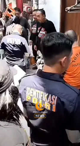33 adegan rekonstruksi kasus Alvi Maulana digelar di Surabaya. Proses ini jadi pengingat penting agar kita selalu kendalikan emosi dan jauhi kekerasan. #alvi  #Rekonstruksi #UpdateNews #BeritaTerkini #AnakLangitNews 