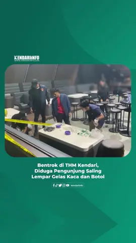 Pengunjung saling bentrok di tempat hiburan malam (THM) Exodus yang berlokasi di Jalan Poros Bandara Haluoleo, Kelurahan Lepolepo, Kecamatan Baruga, Kota Kendari, Sulawesi Tenggara (Sultra), Rabu (17/9/2025) dini hari. Kasat Reskrim Polresta Kendari, AKP Welliwanto Malau mengatakan, dalam THM tersebut ditemukan serpihan kaca dari gelas dan botol minuman keras (miras). Bahkan didapati tetesan darah di kursi sofa. “Saat kejadian, salah satu pengunjung dengan bebas bisa membawa masuk senjata tajam jenis badik yang seharusnya tidak diperkenankan,” katanya. Untuk memastikan keamanan, pihaknya telah mensterilkan lokasi THM dengan memasang garis polisi (police line). “Kejadiannya sekitar pukul 03.00 Wita,” ujar mantan Kapolsek Mandonga itu. #kendariinfo #kendari #sulawesitenggara #sultra 