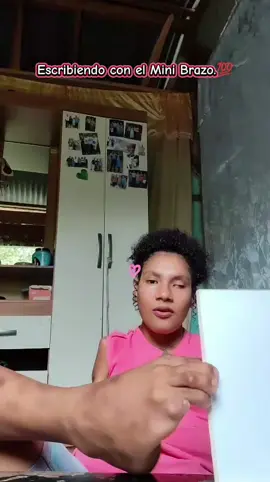 Escribiendo con el Mini Brazo.. 💯🫡😍 A pesar de que nunca eh escrito con el brazito, me salió super bien.. 💯 .  .  #tiktokawards #tiktoklive #livehighlights 
