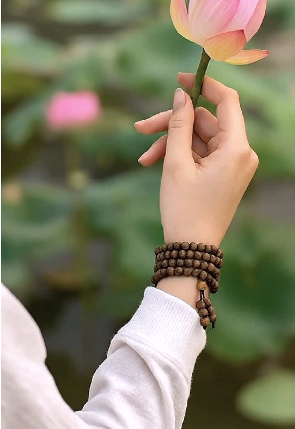 Vòng tay chuỗi trầm hương 108 hạt đơn giản mộc mạc mang lại sự nhẹ nhàng an yên. #vongchuoitramhuong #vongtaytramhuong #chuoi108hat #vongtramhuong #vonggotramhuong 