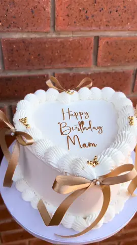 Heart cake for Mom’s Birthday ❤️ #sweetdelightstoday #homebakery #sweetdelights #bloemfontein #cake 