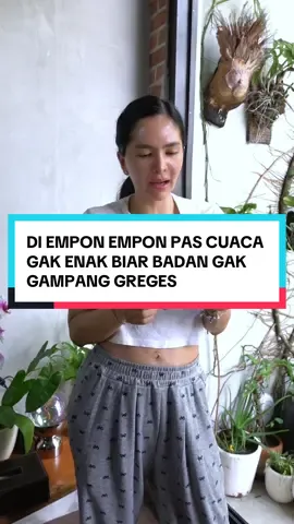 Kasian tukang jamu lagi kebanjiran !!! Ditunggu gak lewat lewat. Untung ada Empon Empon dari @herbilogy buat angetin badan, meningkatkan imunitas / stamina. Best nih kalo badan lagi masuk angin atau kembung. Bahan utamanya adalah kunyit , jahe merah, temulawak . Tanpa penambahan gula, zat pewarna, perasa atau bahan kimia obat . Pokoknya kalo herbal inget @Herbilogy . #herbilogy #emponempon #jamu #suplemen #hidupsehat