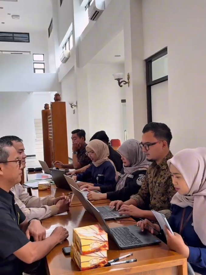 Dalam rangka meningkatkan kepatuhan perusahaan terhadap pemenuhan hak-hak pekerja, UPTD Pengawasan Ketenagakerjaan bersama BPJS Kesehatan dan BPJS Ketenagakerjaan melaksanakan kegiatan pemeriksaan dan pengawasan terpadu. Kegiatan ini bertujuan untuk memastikan bahwa seluruh perusahaan telah mendaftarkan pekerjanya sebagai peserta aktif BPJS Kesehatan dan BPJS Ketenagakerjaan, sesuai dengan ketentuan perundang-undangan. Selain itu, pengawasan juga dilakukan terhadap kelengkapan administrasi, kepatuhan iuran, serta perlindungan jaminan sosial yang diberikan kepada pekerja. Melalui sinergi ini, diharapkan tercipta lingkungan kerja yang lebih sehat, aman, dan terlindungi, sekaligus meningkatkan kesadaran perusahaan dalam memberikan hak dasar bagi para pekerja. Pemeriksaan terpadu ini menjadi langkah nyata pemerintah dalam mewujudkan keadilan dan perlindungan sosial ketenagakerjaan.
