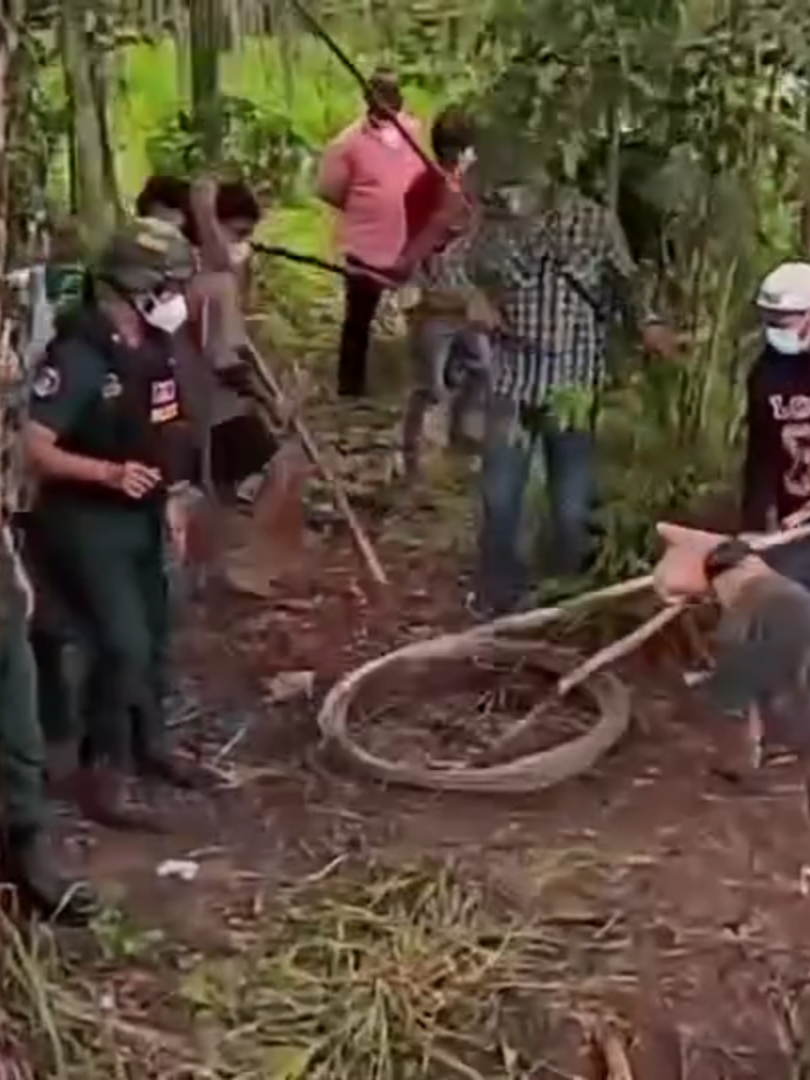 ด่วน! เปิดคลิปวินาที ชาวบ้านกัมพูชาลักขโมยลวดหนามของฝ่ายไทย ที่บ้านหนองหญ้าแก้ว