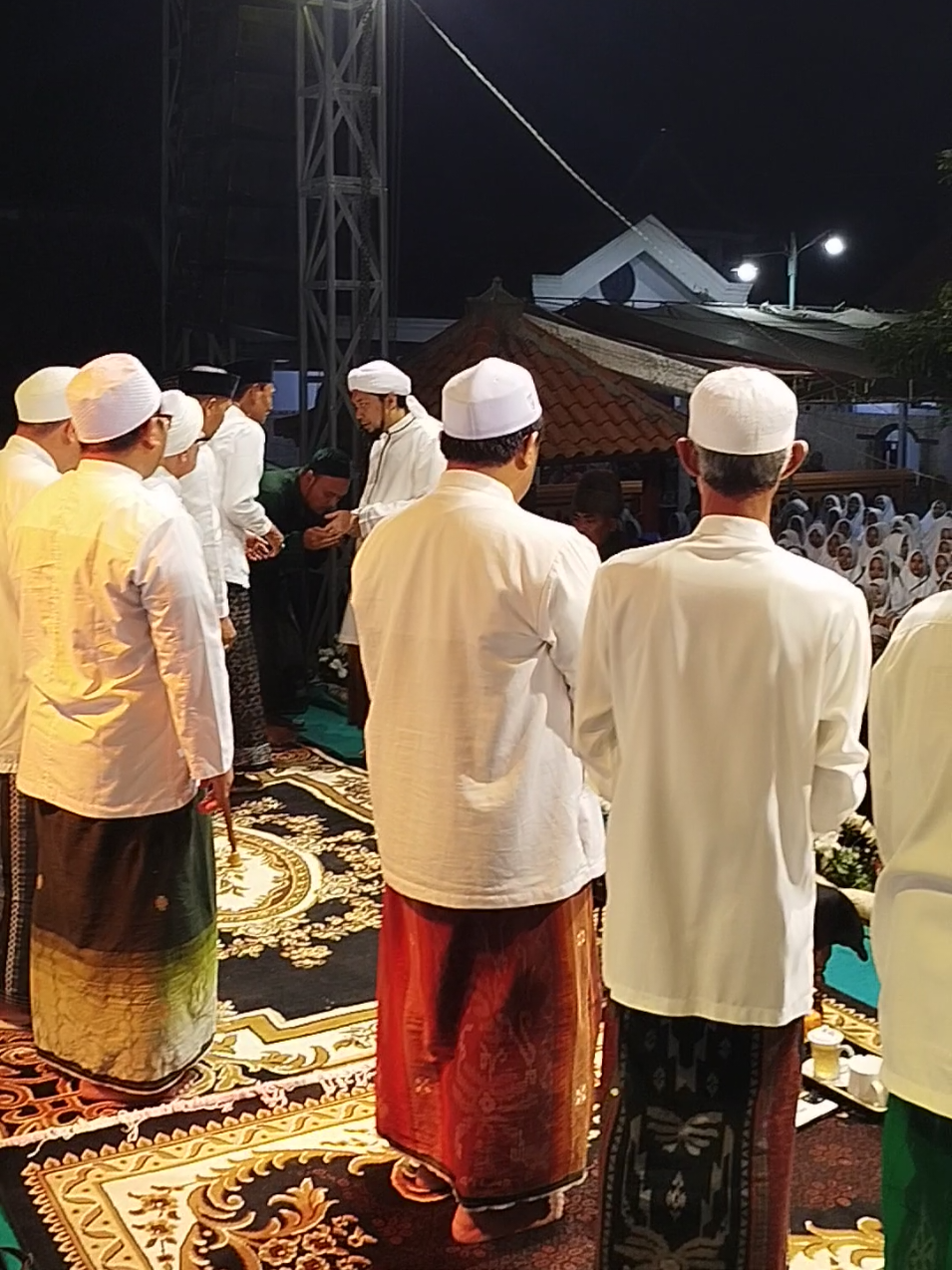 di rawuh nya sang murabbi ruhina KHR Ahmad Azaim Ibrahimy di majelis sholawat #khrahmadazaimibrahimy #kiaiazaimsukorejo #bhenning_mania #bhenningnusantara #bhenningsokarajjeh 