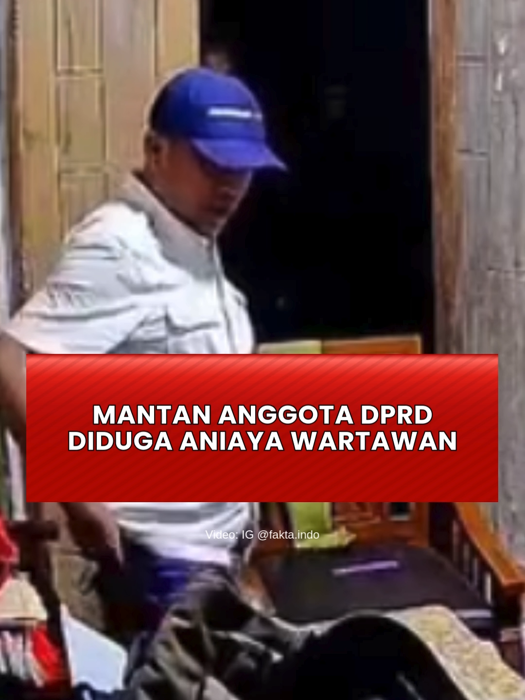 Seorang mantan anggota DPRD Pesawaran berinisial RD kembali menjadi sorotan setelah dilaporkan atas dugaan penganiayaan terhadap wartawan bernama Zahrial di Kecamatan Way Lima. Peristiwa itu terjadi pada Senin malam (9/9/2025) sekitar pukul 20.20 WIB. Menurut keterangan korban, RD datang dengan mobil ke rumahnya, lalu melakukan tindak kekerasan berupa pemukulan dan meludahi korban di hadapan adik kandungnya. Rekaman CCTV di dalam dan luar rumah korban memperlihatkan jelas peristiwa tersebut. Dengan bukti rekaman serta saksi mata, Zahrial resmi melapor ke Polres Pesawaran pada Selasa (10/9/2025). Ia menegaskan selama ini bersikap netral, termasuk saat mengetahui adanya laporan dugaan pencemaran nama baik oleh tokoh pendiri Pesawaran, Mualim Taher, yang kini ditangani Unit Siber Polda Lampung. Dalam laporannya, Zahrial menyebut RD sempat bertanya, 