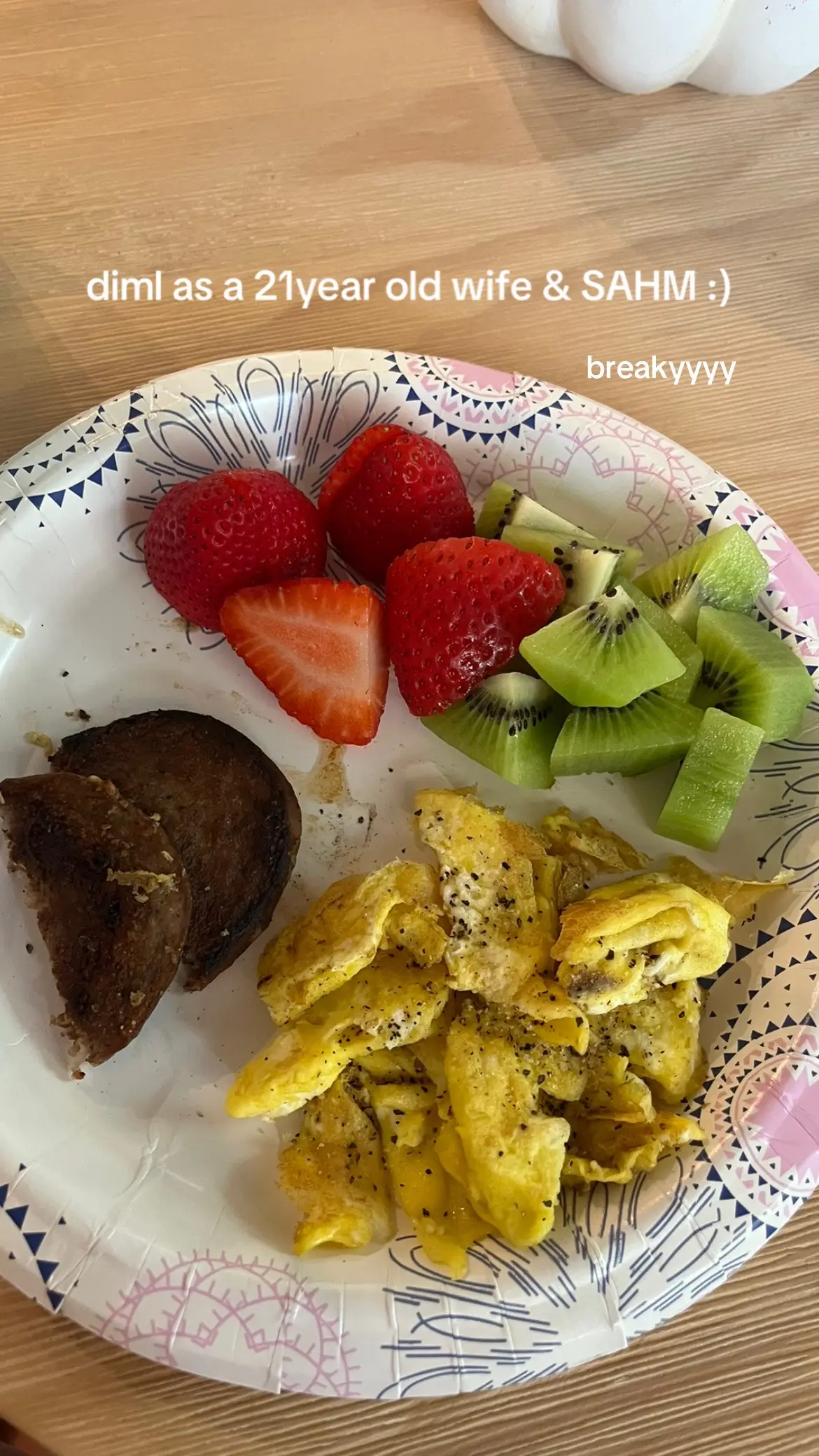 does anyone else clean for therapy??? i literally was rage cleaning today 🤣 we love a clean house though! hope yall had a great day🫶🏼 #wife #sahm #diml #Lifestyle #housewife 