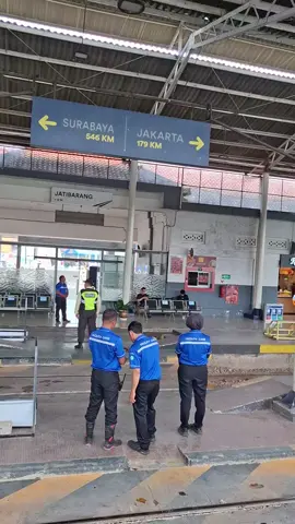 KA Airlangga kena susul sama KA Sembrani 🥵 #keretaapiindonesia #railfans #fyp #kai 