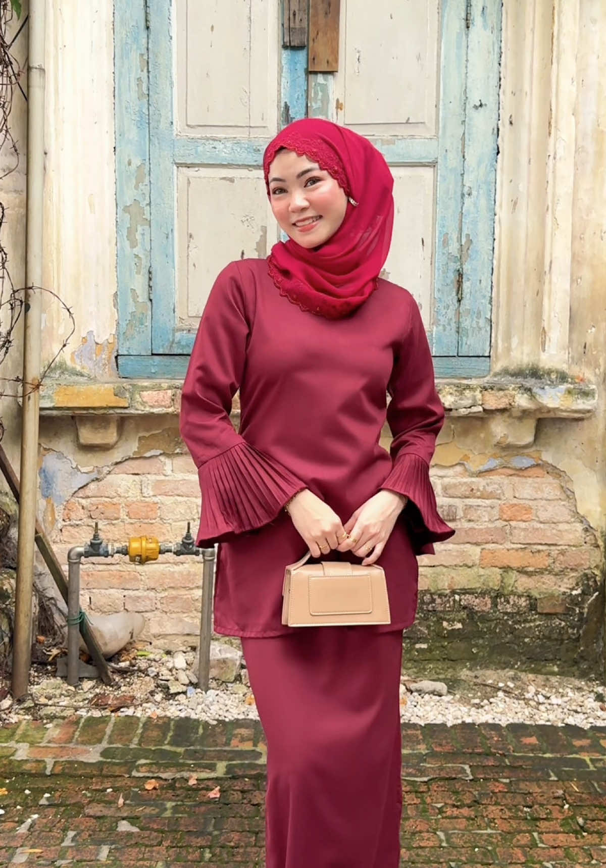🌸 Kadang kita cuma perlukan satu outfit yang boleh buat rasa confident tanpa effort. OOTD hari ni dengan koleksi baju kurung moden Jakel, simple tapi tetap menyerlah. #ingatkainingatjakel #jakeljelah #jakeltextile #bajukurung 