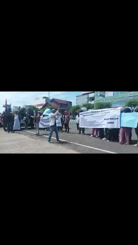 Massa aksi menggelar demonstrasi di depan Gedung Kejaksaan Tinggi (Kejati) Bengkulu, Kamis (18/9/2025). Mereka menuntut Kejati Bengkulu tetap profesional menanggapi pengaduan masyarakat. Sebab, aaksi demo merupakan simbol kekecewaan terhadap ketidakadilan hukum yang tidak terselesaikan. 