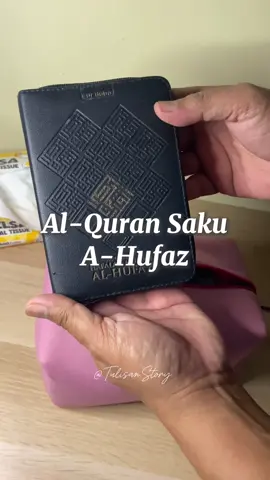 ✨ Kecil tapi lengkap, itulah Al-Qur’an Saku Al Hufaz 📖💫 ✔️ Ukuran praktis, gampang dibawa ke mana aja ✔️ Ada resleting biar lebih rapi & aman ✔️ Tulisan Arab jelas + terjemahan mudah dipahami ✔️ Panduan hafalan dengan blok warna 🌙 Bikin ibadah & hafalan jadi lebih mudah. Selalu siap nemenin kamu, kapan pun, di mana pun 🕊️