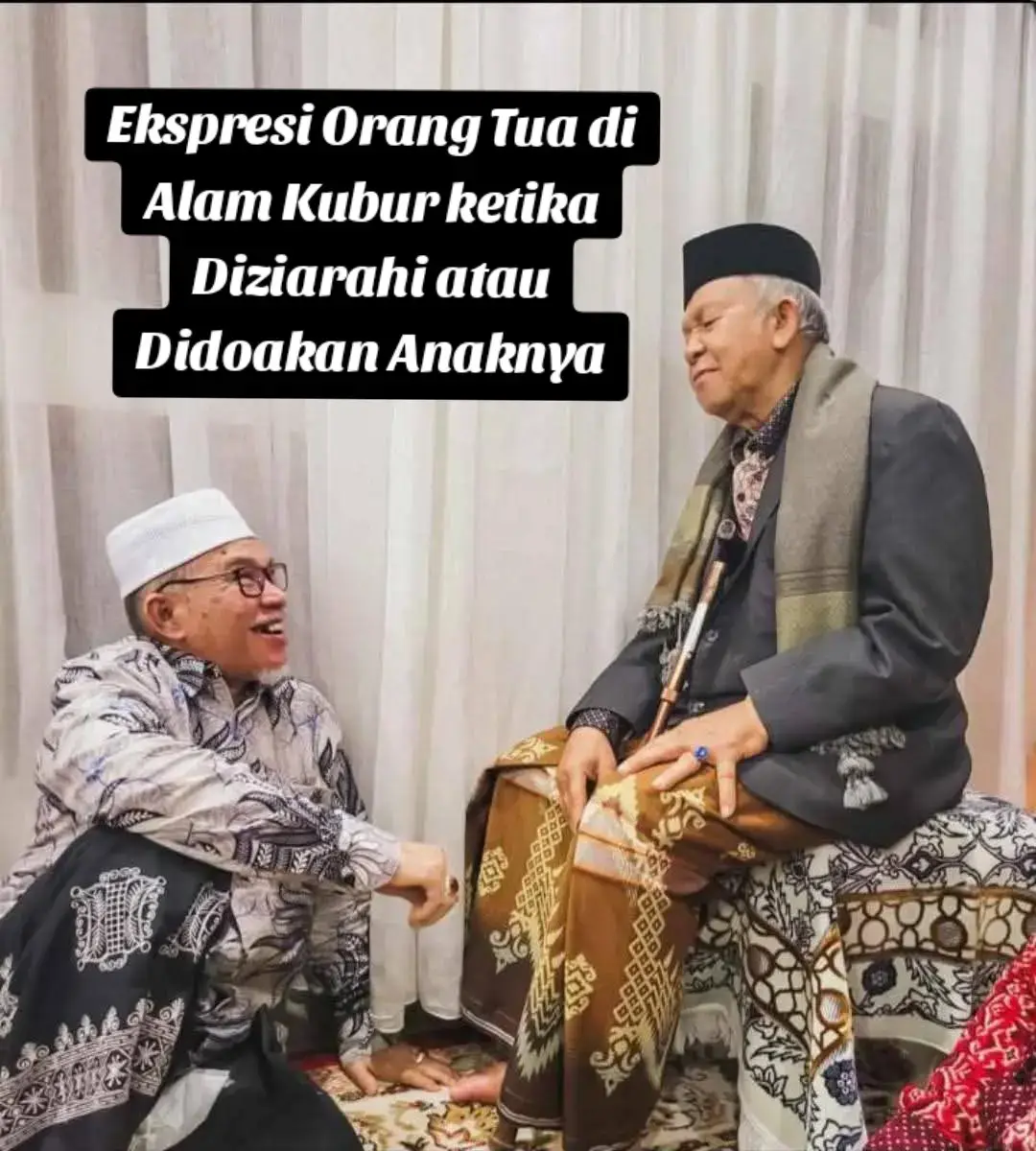 Ekspresi Orang Tua di Alam Kubur ketika Diziarahi atau Didoakan Anaknya Ziarah kubur Dalam kitab al-Ruh, , dijelaskan: Apa yang terjadi kepada orang tua ketika Anda berziarah ke makam mereka atau ketika Anda mendoakan mereka? Syaikh Muhammad al-Syanqithi, berkata: Semoga Alloh mengampuni keluarga kita yang telah meninggal dunia dan kaum Muslimin yang telah meninggal dunia. Aku tidak mampu menahan tangis melihat betapa perlunya ahli kubur kepada kita. Aku terkesan dan aku ingin semuanya mengetahui hal ini..* Utsman bin Sawad, ulama salaf, bercerita tentang ibunya, seorang wanita yang ahli ibadah. Ketika ibunya akan meninggal dunia, ia mengangkat pandangannya ke langit dan berkata: “Wahai tabunganku, wahai simpananku, wahai Tuhan yang selalu menjadi sandaranku alam hidupku dan setelah kematiaku, jangan Engkau abaikan diriku ketika mati, jangan biarkan aku kesepian dalam kuburku.” Kemudian ia meninggal dunia. Aku selalu berziarah ke makamnya setiap hari Jum’at. Aku berdoa untuknya, dan memohonkan ampun baginya dan semua ahli kubur di situ. Pada suatu malam aku bermimpi berjumpa dengan ibuku.   Aku berkata: “Wahai ibuku, bagaimana keadanmu?” Ia menjawab: “Wahai anakku, sesungguhnya kematian itu adalah kesusahan yang dahsyat. Aku alhamdulillah ada di alam barzakh yang terpuji. Ranjangnya harum, dan bantalnya terdiri tenunan kain sutera.” Aku berkata: “Apakah Ibu ada keperluan kepadaku?” Ia menjawab: “Iya. Jangan kamu tinggalkan ziarah yang kamu lakukan kepada kami. Sungguh aku sangat senang dengan kedatanganmu pada hari Jum’at ketika berangkat dari keluargamu. Orang-orang akan berkata kepadaku: “Ini anakmu sudah datang.”Lalu aku merasa senang, dan orang-orang mati yang ada di sekitarku juga senang.” Basysyar bin Ghalib, ulama salaf pula, berkata: “Aku bermimpi Robiah al-Adawiyah dalam tidurku. Aku memang selalu mendoakannya. Dalam mimpi itu ia berkata kepadaku: “Wahai Basysyar, hadiah-hadiahmu selalu sampai kepada kami di atas piring dari cahaya, ditutupi dengan sapu tangan sutera”. Aku berkata: “Bagaimana hal itu bisa terjadi?” Ia menjawab: “Begitulah doa orang-orang yang masih hidup. Apabila mereka mendoakan orang-orang yang sudah mati dan doa itu dikabulkan, maka doa itu diletakkan di atas piring dari cahaya dan ditutupi dengan sapu tangan sutera. Lalu hadiah itu diberikan kepada orang mati yang didoakan itu. Lalu dikatakan kepadanya: “Terimalah, ini hadiah si fulan kepadamu. #tranding #ulamaaceh #sunnahnabi #trendingtiktok #fyp 