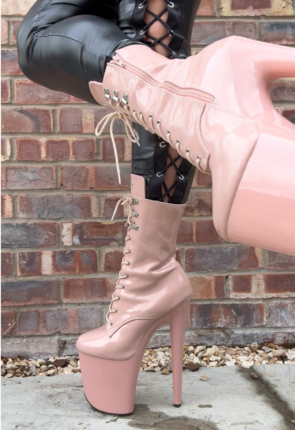 Adding some drama to my outfit with these sky high boots 😍 #OOTD #shiny #leggings #boots #leather 