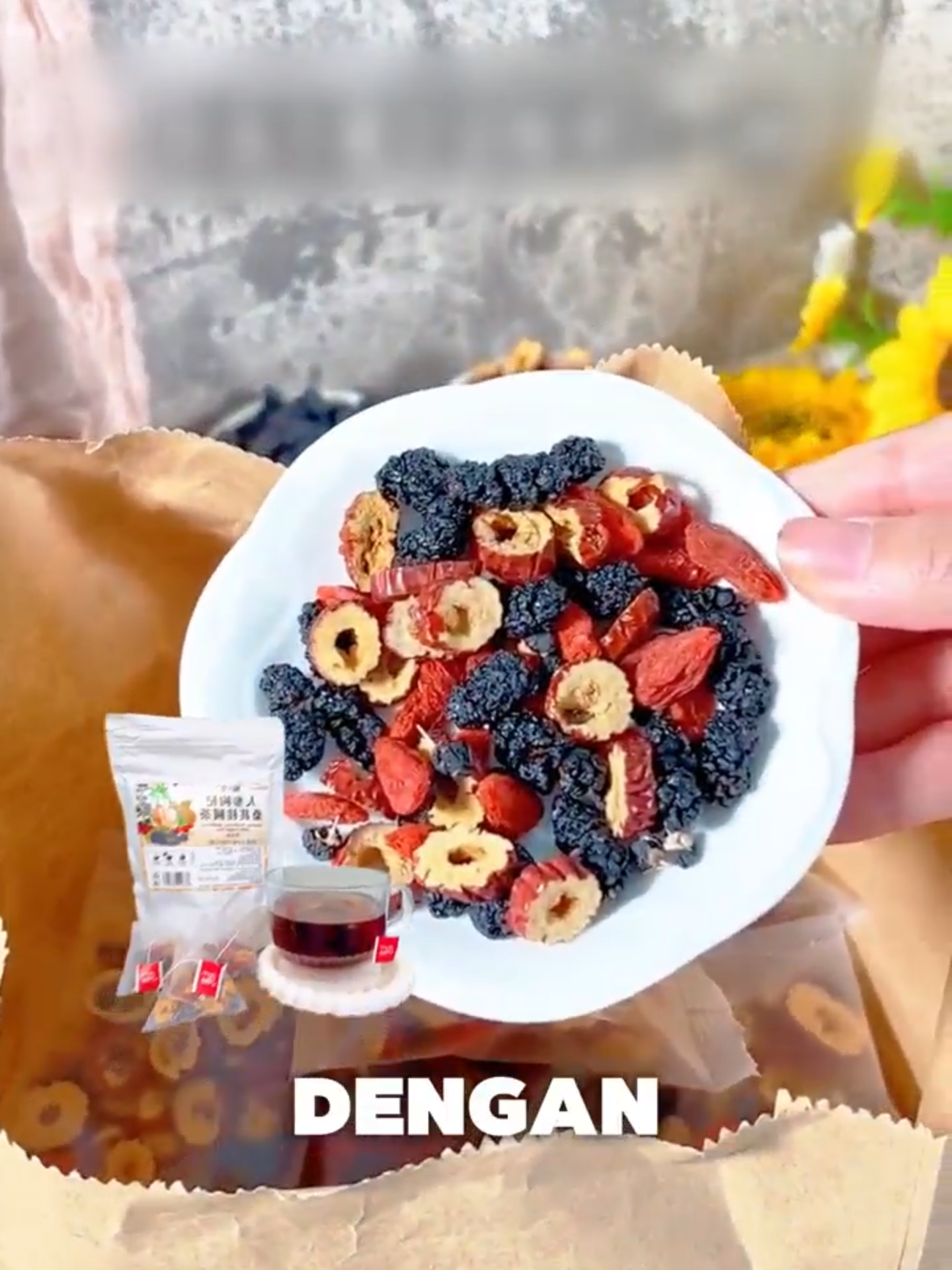 Siapa disini yang sering mudah kelelahan? atau kualitas tidur malah menurun? Cobain teh ini deh, 1 kantong teh bisa digunakan 2x, dan bisa di makan loh~  Selain itu, banyak manfaat lainnya yang bisa kamu ambil setelah meminum teh ini <3 #tehginseng #tehenamhartakarun #penambahstamina #solusitidurnyenyak #solusibadansegar #gojiberry #ginsengtea #jujube #fypp #tehherbal #tehherbalginseng