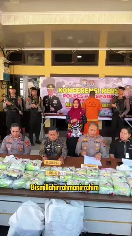 Hari ini, Polres Parepare kembali mencatat prestasi besar dalam pengungkapan tindak pidana narkotika. Sebanyak 44 kilogram sabu-sabu berhasil diamankan dari tangan seorang kurir asal Samarinda, Kalimantan Timur. Rilis resmi pengungkapan kasus ini digelar di halaman Mapolres Parepare. Atas nama Pemerintah Kota Parepare, kami menyampaikan apresiasi dan terima kasih kepada Bapak Kapolres beserta seluruh jajaran yang telah berhasil menggagalkan peredaran narkoba dalam jumlah besar ini. Kita semua berharap ke depan pengawasan dapat semakin diperketat, sekaligus mengajak seluruh elemen masyarakat untuk berpartisipasi aktif menjaga Kota Parepare agar tetap aman dan terbebas dari ancaman narkoba.
