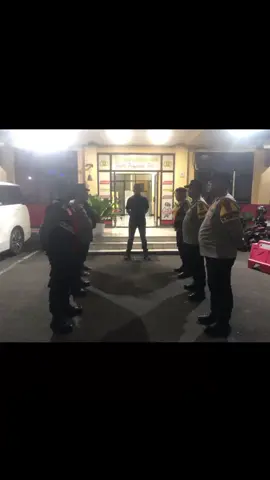 Rabu, 17 September 2025 pukul 20.00 WIB, Pawas IPDA Agus Hari Mahardiko selaku Panit Reskrim memimpin apel serah terima tugas jaga piket di Mapolsek Ciledug Polres Metro Tangerang Kota. Kegiatan ini dilaksanakan untuk memastikan kesiapan personel, memperkuat koordinasi, serta menjaga pelayanan dan keamanan wilayah hukum Polsek Ciledug tetap aman dan kondusif.