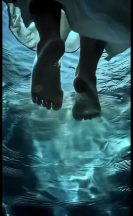 ✨ La Enseñanza del Maestro Jesús sobre el YO SOY ✨ Cuando Jesús decía “YO SOY”, no hablaba desde la personalidad humana, sino desde la Presencia Divina que habita en cada uno de nosotros. 🌌 Él mismo lo expresó con claridad: “Yo de mi propio ser no puedo hacer nada. Es el Padre, el YO SOY en mí, quien hace las obras.” 🕊️ La verdadera enseñanza es esta: 🌟 El YO SOY no es ego, es la chispa del Creador en acción dentro de ti. 🌟 Cuando reconoces y aceptas esa Presencia, entras en la frecuencia de liberación. 🌟 Es el camino hacia tu alineación y despertar espiritual. Hoy recuerda: 🪽 Tú eres más que cuerpo y mente. 🪽 Tú eres conciencia, luz y divinidad en acción. Si sientes la vibración de esta enseñanza en tu corazón, deja un ✨YO SOY✨ en los comentarios y activa tu Presencia YO SOY. DIOS en acción en mi, en todo, siempre ✨🪽