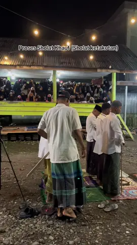 Ini proses Shalat khauf(sholat ketakutan ) yang musuh nya tepatnya di arah kiblat adalah situasi yang paling rumit karena arah musuh dan arah kiblat sama, sehingga saf (barisan) tidak bisa langsung menghadap musuh. Oleh karena itu, caranya dilakukan dengan dua kelompok dan dua tahap (dua rakaat masing-masing). Berikut adalah tata caranya berdasarkan hadits yang sahih dari Jabir bin Abdullah radhiyallahu 'anhu: Tata Cara Shalat Khauf (Musuh di Arah Kiblat) Prasyarat: Imam membagi pasukan menjadi dua kelompok: Setelah Imam Salam: *   Kelompok 1 selesai → menggantikan Kelompok 2 untuk jaga. *   Kelompok 2 → menghadap kiblat untuk shalat sisa 2 rakaat.  Kesimpulan: Ini adalah metode yang paling banyak diriwayatkan dalam hadits-hadits shahih dan menjadi panduan utama para ulama. Tujuannya adalah menggabungkan antara kewajiban shalat dan kewajiban menjaga keselamatan pasukan dari serangan musuh yang berada di posisi paling berbahaya. Wallahu a'lam bish-shawwab..  Kelompok Pertama (Shaff Muqobil lil 'adu): Kelompok yang akan salat dan berhadapan langsung dengan musuh (membelakangi kiblat). 2.  Kelompok Kedua (Shaff Muqobil lil Qiblah): Kelompok yang akan salat menghadap kiblat (membelakangi musuh). --- Tahapan Pelaksanaan: TAHAP 1 - Kelompok 1 Salat Rakaat Pertama & Kedua bersama Imam 1.  Imam dan seluruh pasukan berniat untuk shalat khauf. 2.   Imam bertakbiratul ihram, diikuti oleh seluruh makmum (baik Kelompok 1 maupun Kelompok 2). 3.  Kelompok 1 langsung berputar untuk menghadap musuh (sehingga sekarang mereka membelakangi kiblat dan imam). Tugas mereka adalah menjaga dan waspada. 4.   Imam memimpin shalat (hanya diikuti oleh Kelompok 2 yang masih menghadap kiblat) untuk melaksanakan rakaat pertama dan kedua. 5.  Setelah imam membaca tasyahud (tahiyyat) awal pada rakaat kedua, ia bangkit untuk melanjutkan ke rakaat ketigadengan membaca takbir (BUKAN salam). 6.  Pada saat imam bangkit menuju rakaat ketiga, Kelompok 2 yang telah menyelesaikan dua rakaatnya, langsung BERANGSUR BERDIRI. 7.  Sambil berdiri, Kelompok 2segera berputar dan bergerak untuk menggantikan posisi Kelompok 1 menghadap musuh. Mereka sekarang bertugas menjaga. 8.  Kelompok 1yang melihat Kelompok 2 datang untuk menggantikan, segera berputar dan bergerak untuk menghadap kiblatdan membentuk shaf di belakang imam yang sedang melanjutkan shalat pada rakaat ketiga. TAHAP 2 - Kelompok 1 Menyelesaikan Rakaat Ketiga & Keempat bersama Imam 9.  Imamsekarang melanjutkan shalat rakaat ketiga dan keempat, dan yang mengikutinya adalah Kelompok 1yang baru saja bergabung. 10. Imam menyelesaikan shalatnya hingga salam. 11. Setelah imam salam, Kelompok 1 yang telah menyelesaikan shalatnya, segera berputar dan bergerak untuk kembali menghadap musuh dan menggantikan posisi jaga Kelompok 2. 12. Kelompok 2 yang sedang berjaga melihat Kelompok 1 datang, segera berputar dan menghadap kiblat untuk menyelesaikan shalat mereka yang masih tertinggal dua rakaat. TAHAP 3 - Kelompok 2 Menyelesaikan Shalatnya (Qadha') 13. Kelompok 2 sekarang shalat sendiri-sendiri (munfarid) atau dipimpin oleh seorang di antara mereka untuk menyelesaikan dua rakaat yang tersisa (rakaat ketiga dan keempat). 14. Setelah menyelesaikan shalat hingga salam, mereka kembali menghadap musuh untuk berjaga. --- Ringkasan Alur: *   Imam: Shalat 4 rakaat penuh secara normal. *   Kelompok 1: Ikut imam pada rakaat 3 & 4. Mereka mendapat jatah jaga di awal shalat. *   Kelompok 2: Ikut imam pada rakaat 1 & 2. Mereka mendapat jatah jaga di akhir shalat, lalu menyelesaikan sisa 2 rakaat sendiri. Setelah Imam Salam: *   Kelompok 1 selesai → menggantikan Kelompok 2 untuk jaga. *   Kelompok 2 → menghadap kiblat untuk shalat sisa 2 rakaat. Kesimpulan: Ini adalah metode yang paling banyak diriwayatkan dalam hadits-hadits shahih dan menjadi panduan utama para ulama. Tujuannya adalah menggabungkan antara kewajiban shalat dan kewajiban menjaga keselamatan pasukan dari serangan musuh yang berada di posisi paling berbahaya. Wallahu a'lam bish-shawwab #fyp #drama #sholatkhauf 