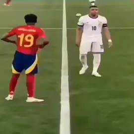 Мбаппе эдит #эдит #мбаппе #mbappe #2022 #worldcup  Килиа́н Мбаппе́ Лотте́н (фр. Kylian Mbappé Lottin; французское произношение: ​[kiljan (ɛ)mbape lɔtɛ̃]; род. 20 декабря 1998[4][5][…], Париж[6]) — французский футболист, нападающий клуба «Реал Мадрид» и капитан сборной Франции. Считается одним из лучших игроков мира[9][10]. Чемпион мира и лучший молодой игрок чемпионата мира 2018 года[11]. На чемпионате мира 2022 года стал лучшим бомбардиром (8 голов).Начал заниматься футболом в любительском клубе «Бонди», выступавшем в низших лигах Франции. Был замечен скаутами «Монако», к которому присоединился в 2015 году и в том же году в 16 лет дебютировал в составе «монегасков». Самый молодой дебютант и автор забитого гола в истории клуба. В сезоне 2016/17 закрепился в основном составе и начал регулярно отличаться забитыми мячами, что позволило «Монако» впервые за 17 лет выиграть чемпионат Франции. Летом 2017 года был арендован «Пари Сен-Жермен» с условием обязательного выкупа за 180 миллионов евро через сезон, что сделало Мбаппе самым дорогим игроком младше 20 лет и вторым самым дорогим игроком в мире[12]. В дебютном сезоне в парижском клубе выиграл все три внутренних соревнования — чемпионат, Кубок и Кубок лиги. В 2018 году по версии аналитической компании CIES Football Observatory[англ.] признан самым дорогим игроком в мире, его трансферная стоимость была оценена в 216,5 миллиона евро[13]. Спустя 7 лет игры в команде перешёл в испанский «Реал Мадрид», который вёл работу по подписанию игрока более двух лет[14] . В сборной Франции дебютировал в 2017 году. На победном чемпионате мира-2018 стал самым молодым французским игроком, забивавшим на турнире[15], и первым игроком младше 20 лет после Пеле, забившим в финале мундиаля. В финале чемпионата мира 2022 года Мбаппе сделал хет-трик в ворота Аргентины, но Франция уступила в серии пенальти. Стал вторым футболистом в истории после Джеффа Херста в 1966 году, которому удалось забить три мяча в финале чемпионата мира. Мбаппе стал первым игроком в истории, забившим четыре мяча в финалах чемпионатов мира. Ещё один мяч забил в 2018 году в финале против Хорватии (4:2)[16][17].