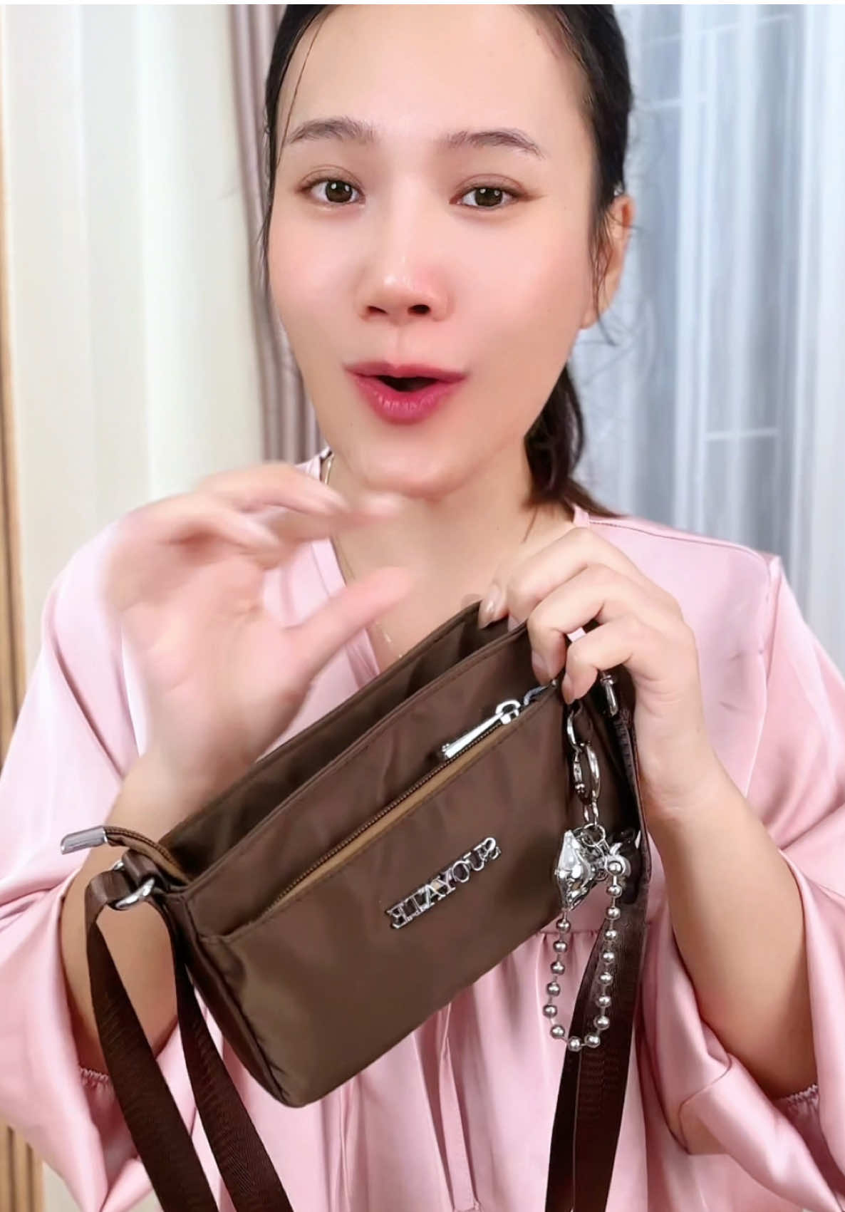 ตอบกลับ @©:ซ้อโอ๋☂ กระเป๋าใส่มือถือขนาด7นิ้ว สวยน่ารักมาก เนื้อผ้าดี ทรงน่ารัก สะพายง่าย คล่องตัว มี4ช่องซิป ใส่ของจุกจิกกำลังดี สวยค่ะ #ป้ายยาแฟชั่น #กระเป๋าแฟชั่น #กระเป๋าสะพายข้างผู้หญิง #กระเป๋าใส่โทรศัพท์ #กระเป๋าสะพายใบเล็ก  