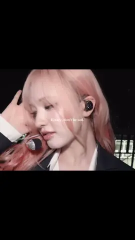 리즈　「무대하다가 문득 그런생각을 했어. 우리가 언제까지 이렇게 많은 관중들 앞에서 무대할 수 있을까. 그래서 하다가 좀 울컥했달까?그냥 오래 오래 함께 했으면 좋겠는 바람.」 「ステージをしていてふとこう思った。僕たちがいつまでこんなに多くの人たちの前で舞台できるのか。それで途中でちょっと泣きそうになった。いつまでも一緒にいて欲しいよ」   #ive #liz