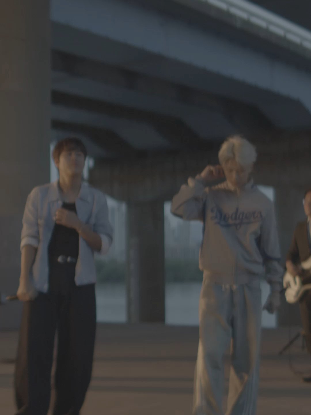 한 명 한 명 집으로 데려가 줘 바이 바이 🚶‍♀️🏠👋 🎥 https://youtu.be/QjyzTxBjgRA 🎧 Out now on all streaming platforms! 🎧 🔗 https://lnk.to/BIGNaughty_DS_ByeBye #BIGNaughty #빅나티 #서동현 #이무진 #LEEMUJIN #바이바이 #ByeBye #H1GHRMUSIC #하이어뮤직