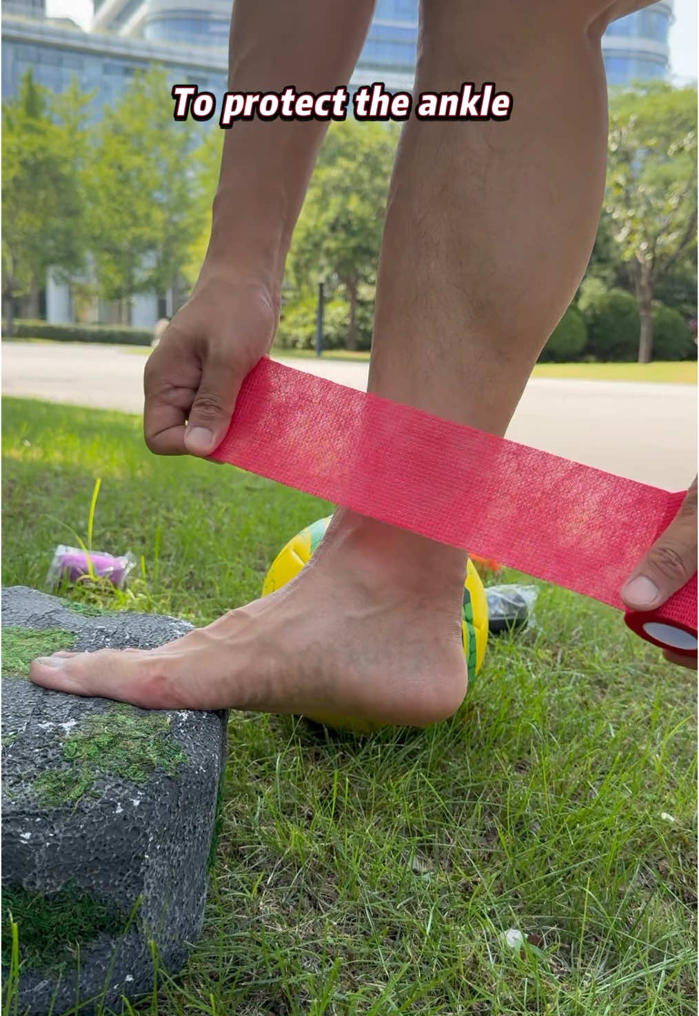 Self-adhesive bandage, the material is soft and skin-friendly, excellent breathability, even if the long time bandage, the skin can freely “breathe”.#sports #football #sportsprotection #basketball #Soccer #sportstiktok 
