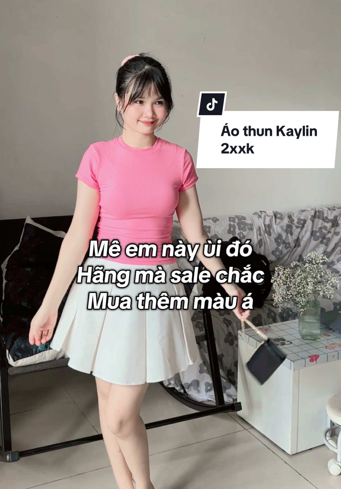 🎀 Form áo nhà Kaylin xinh ghê á mí bà, Chất áo em này thun gân xịn mềm mát và mịn nè. Mặc lên tôn dáng quá đi, tui dáng chữ nhật bình thường là hỏng thấy eo đâu 😅. 🎀 Áo khum làm tui thất vọng, mí bà thử nha. #aothun #aothunkaylin #kaylin #aobabytee 