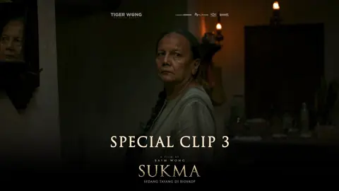 Arini ingin mencari jawaban dari misteri dan teror yang tak berhenti datang.  Hanya satu orang yang bisa membantunya, yaitu Bu Sri. Tapi… apakah ia benar-benar bisa dipercaya? Temukan jawabannya di film SUKMA yang sedang tayang di Bioskop seluruh Indonesia. Amankan tiketmu sekarang, masih ada promo Beli 1 Gratis 1 di @tix_id dan @cinepolisid.  @fikmsukma  #baimwong #Sukma #rekomendasifilm #filmhoror #fypシ 