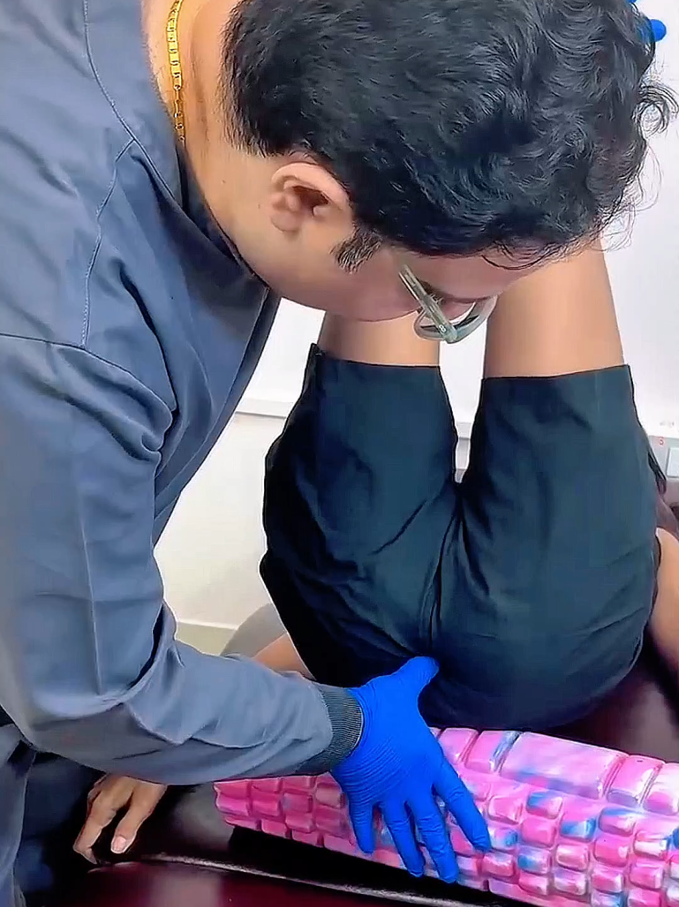 Tail bone pain adjustment treatment without medicine  #tailbonepain #backpain #treatment #viralvideo #1000kveiw🤘🏿🤘❤️🖤 