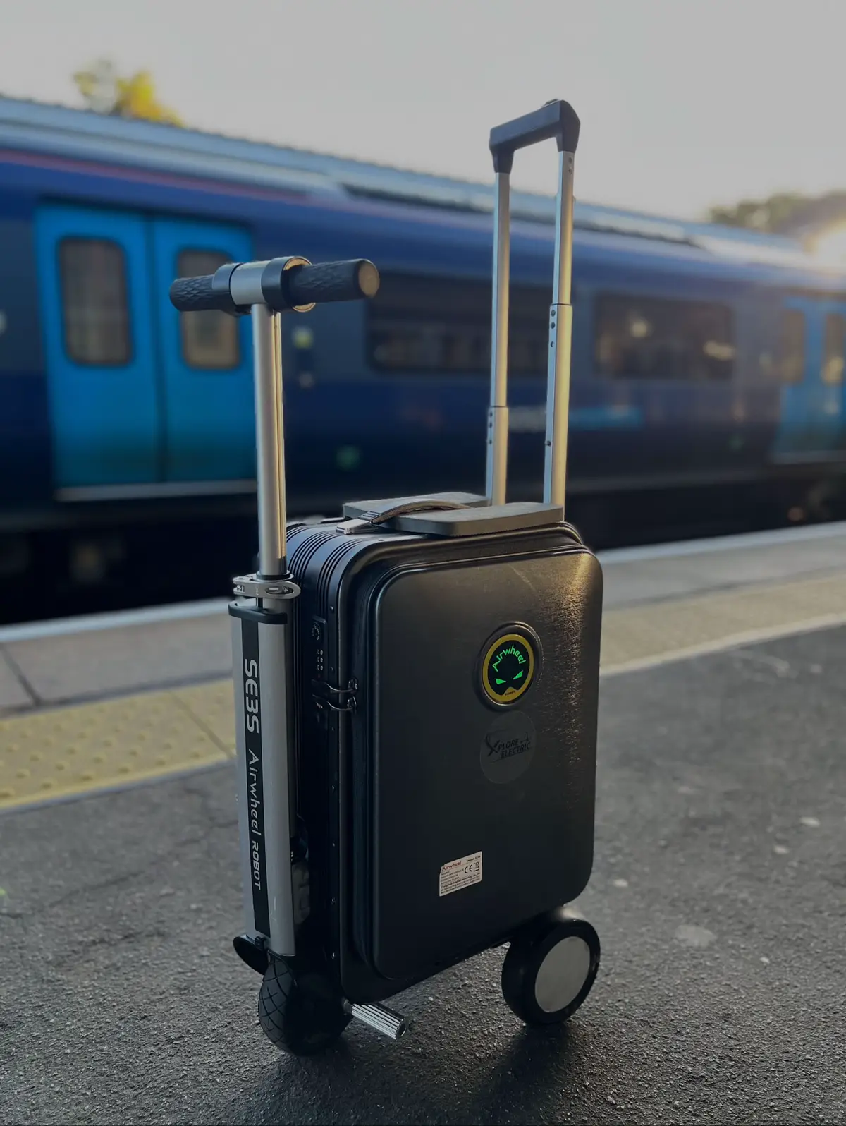 The Airwheel SE3S is a revolutionary smart luggage that is equipped with a push rod motor, allowing for effortless electric folding with just one button. Thanks to the electric retractable design, the box remains stable even when you're on the move, so you don't have to worry about slipping or losing balance while riding. With the Airwheel SE3S, traveling has never been easier, smoother, or more convenient. Get your products at......👇 www.xploreelectric.co.uk 📲 0203 105 6878 📩sales@xploreelectric.co.uk 📱 Whatsapp: (+44) 02031056878 #luggagebag #electricluggage #electricsuitcase #airwheel #scooter 