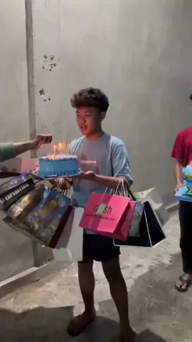 kesayangan ayah bunda😘  semoga kalian tetap selalu bersama dalam suka maupun duka.tetap sabar dan ikhlas menjalani semua badai ujian dalam hidup ini. apapun masalahnya..pasti ada jlan keluarnya. kalian anak² hebat.terima kasih yaallah Engkau telah mempersatukan mereka kembali💙   #happybirthday  #happysweetseventeen  #seduluransaklawase  #purwodadianticidro  #semuateman 