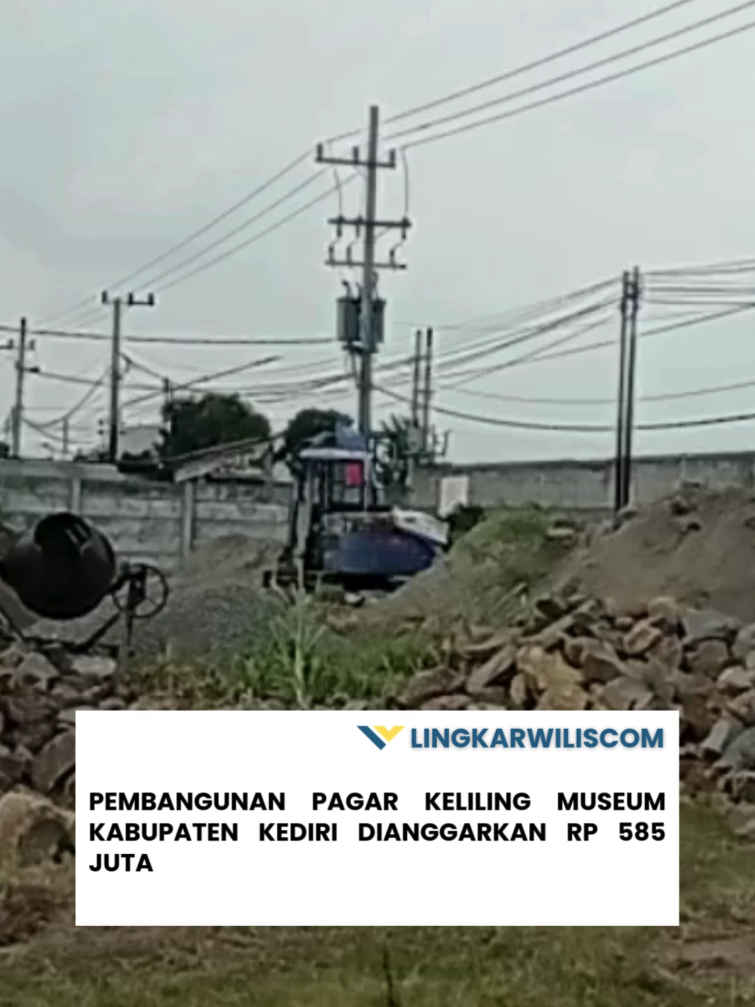 Pembangunan Pagar Museum Kabupaten Kediri Dianggarkan Rp 585 Juta Perkembangan Pembangunan pagar keliling Museum Kabupaten Kediri saat ini sedang proses pelaksanaan. Dinas Perumahan dan kawasan permukiman (Perkim) Kabupaten Kediri menganggarkan Rp 585.368.000,00. Pembangunan museum di Pamenang Pagun Kabupaten Kediri Saat ini sedang dikebut dan dijadwalkan akan selesai akhir Nopember 2025. Proses pembangunan museum untuk barang purbakala ini sekarang menggunakan satu alat berat. Plt Kepala Dinas Perkim Kabupaten Kediri Ir. Irwan Chandra menjelaskan, proyek pembangunan pagar tembok ini secara umum dalam proses pembangunan. Karena target selesai akhir bulan Nopember 2025,maka percepatan pembangunan harus selesai tepat waktu dan tidak boleh molor. Informasi selengkapnya cek di lingkarwilis.com ya, link sudah ada di bio! #fyp #fypp #fypシ゚ #lingkarwilis #berita #viral #museum #kediri #kediri24jam #kediriviral #kediripride #kedirihits #kediritiktok
