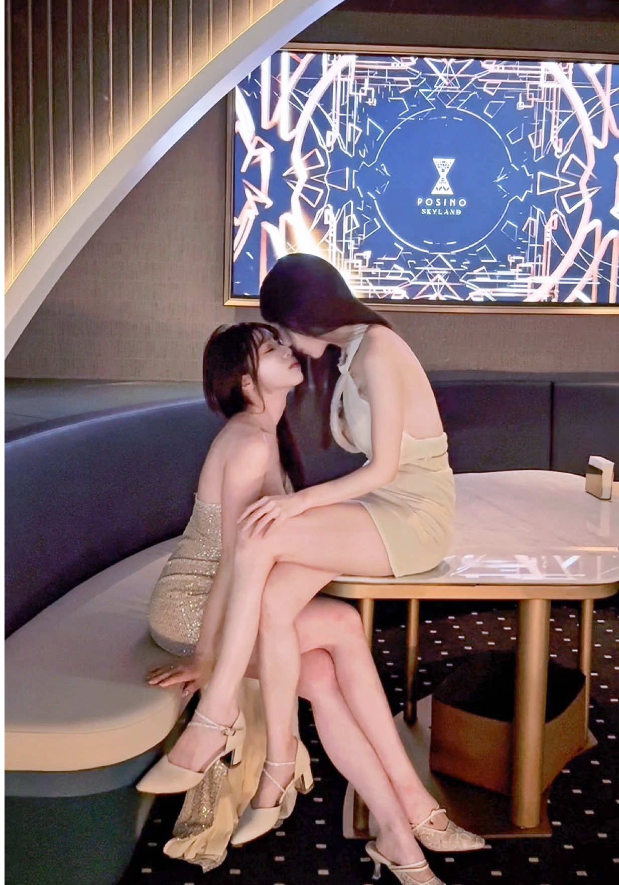 來到一個迷幻的地方✨ 和閨蜜一起這麼拍❤️ 太浪漫了🌹 @ㄚㄚ💕🐣  - #桃園景點 #桃園美食 #桃園餐酒館 #桃園酒吧 