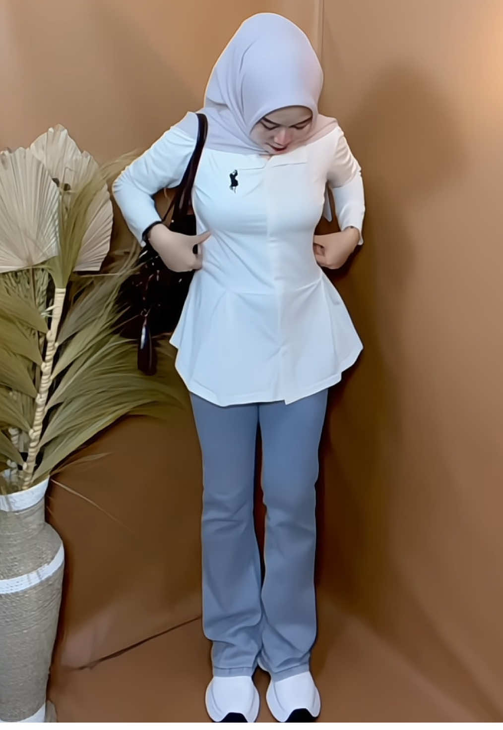 Emilie blouse wanita lengan panjang, beebbb minimal kalian punya satu dulu deh. Soal nya kualitas bahan nya emang mantul banget. Di pake olahraga juga bahan nya nyerap keringat bgt 😍🥰✨🤍 #blouse #blousemurah #blousewanita 
