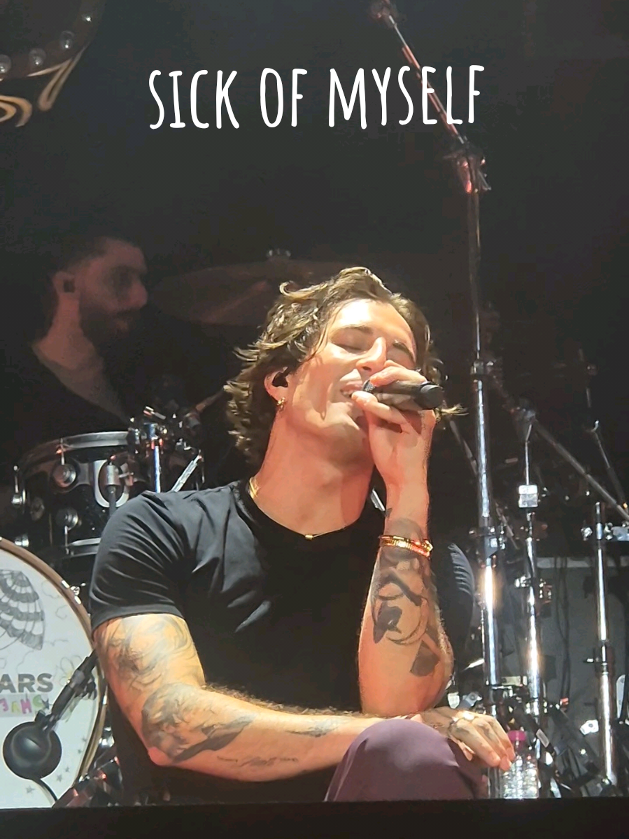 And you try your best but you finish last  💫 Cologne - 17.09.25 #DamianoDavid #Damiano #FunnyLittleFearsWorldTour #SickOfMyself #Köln  @Damiano David 