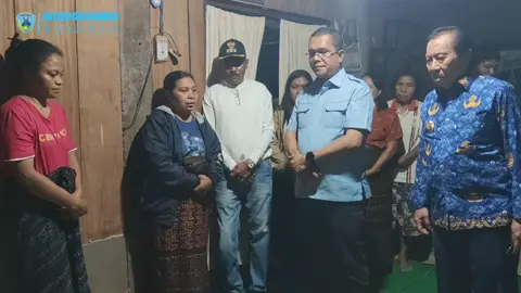 Gubernur NTT, Emanuel Melkiades Laka Lena tinjau lokasi dan temui keluarga korban bencana banjir bandang di Mauponggo pada Rabu, 17 September 2025. Dalam kunjungannya itu, Gubernur memastikan titik lokasi yang mengalami rusak akibat diterjang banjir bandang pada Senin, 8 September 2025 yang lalu. Gubernur juga menyerahkan bantuan di Posko Utama Bencana yang berada di Kantor Camat Mauponggo. Penyerahan bantuan itu, diterima oleh Camat Mauponggo, Leonardus Loda bersama Bupati dan Wakil Bupati Nagekeo. Setelah melakukan penyerahan bantuan, Gubernur dan rombongan didampingi Bupati, Wakil Bupati, Kapolres Nagekeo menemui keluarga korban. Gubernur NTT, Melki Laka Lena menyampaikan ungkapan rasa duka yang mendalam kepada keluarga yang mengalami musibah bencana serta mendoakan korban yang telah meninggal dunia. Pada kesempatan itu, Gubernur juga berkonfrimasi kepada Kapolres Nagekeo terkait kehadiran Tim K-9 yang dikerahkan dari Mabes Polri dan Polda NTT untuk melakukan operasi pencarian korban. Kapolres Nagekeo, AKBP Rachmad Muchamad Salihi, S.I.K., M.H mengatakan Tim K-9 yang dikerahkan dari Mabes Polri dan Polda NTT telah tiba dan melakukan operasi pencarian pada Kamis, 18 September 2025 pagi. Gubernur berharap upaya ini akan menemukan titik terang untuk mendapatkan korban yang masih dinyatakan hilang. Untuk diketahui hingga saat ini korban yang belum ditemukan sebanyak 3 orang. #fyp #tanahlongsor  #banjirbandang  #prayformauponggo #nagekeo 