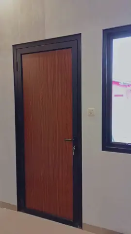 Ingin punya pintu yang terlihat elegan seperti kayu asli tapi tetap kuat dan tahan lama? Solusinya ada pada pintu aluminium kombinasi ACP urat kayu...  ✅ Tampilan Mewah – Serat kayu alami memberi kesan hangat dan berkelas. ✅ Kuat & Tahan Lama – Material aluminium dan ACP anti rayap, anti lapuk, dan tahan cuaca. ✅ Harga Terjangkau – Mulai dari 2 jutaan, cocok untuk hunian maupun kantor. ✅ Perawatan Mudah – Tidak perlu dicat ulang, cukup dilap sudah kembali bersih 💡 Cocok untuk pintu utama, pintu samping, maupun ruangan dengan desain modern & minimalis #RumahEstetik #sorotan #AluminiumBerkualitas #KusenAluminium #pengikut 