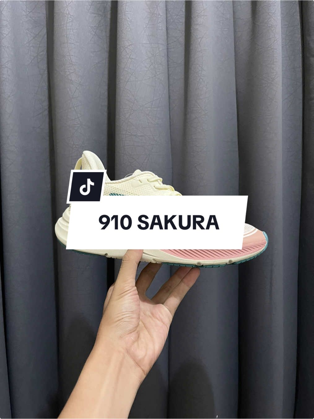 Ready to Upgrade Lari Kamu?  Sepatu running 910 Sakura White Pink hadir buat kamu yang pengen tampil kece sekaligus performa maksimal!  Ringan, nyaman, dan stylish — bikin setiap langkahmu makin percaya diri.  Jangan tunggu habis, stok terbatas! #SepatuRunning #910Sakura #WhitePink #RunningShoes #sepatuolahraga 