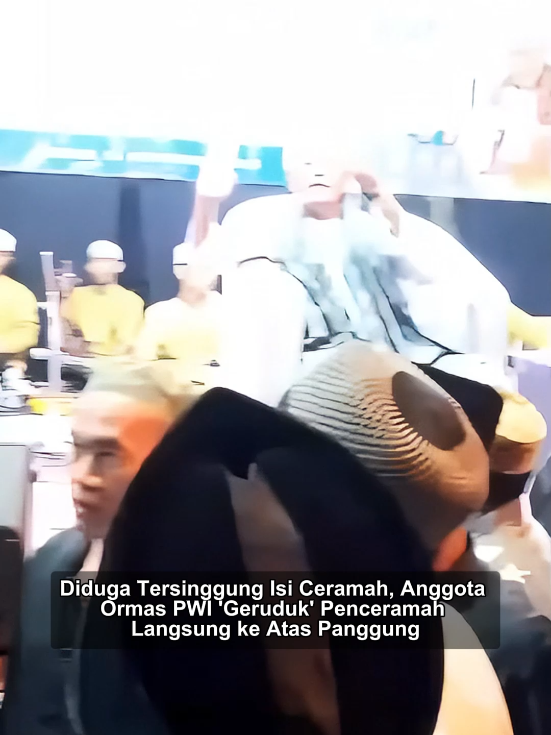 Sebuah video yang memperlihatkan ketegangan di tengah acara pengajian menjadi viral di media sosial. Dalam rekaman tersebut, sekelompok orang yang mengenakan seragam ormas Perjuangan Walisongo Indonesia (PWI) terlihat 'menggeruduk' atau mendatangi seorang kiai yang sedang berceramah langsung ke atas panggung. Aksi interupsi yang menghentikan jalannya pengajian ini diduga kuat dipicu oleh rasa tersinggung anggota ormas terhadap materi ceramah yang disampaikan oleh sang kiai. Video tersebut menunjukkan suasana yang awalnya tenang berubah menjadi tegang saat beberapa pria berseragam PWI berjalan menuju panggung utama dan langsung berdialog dengan penceramah. Aksi ini sontak menarik perhatian seluruh jemaah yang hadir. Insiden ini menyoroti latar belakang PWI, yang merupakan singkatan dari Perjuangan Walisongo Indonesia Laskar Sabilillah (PWI-LS). Ormas ini dikenal publik karena secara aktif mengawal dan menyosialisasikan 'Tesis Imamdudin'. Tesis kontroversial tersebut pada intinya meyakini bahwa para habib atau habaib yang ada di Indonesia saat ini bukanlah keturunan langsung dari Nabi Muhammad SAW. Diduga, isi ceramah sang kiai bertentangan dengan keyakinan yang dipegang teguh oleh ormas PWI, sehingga memicu reaksi konfrontatif dari para anggotanya. #tiktokberita #bangsaonline #harianbangsa